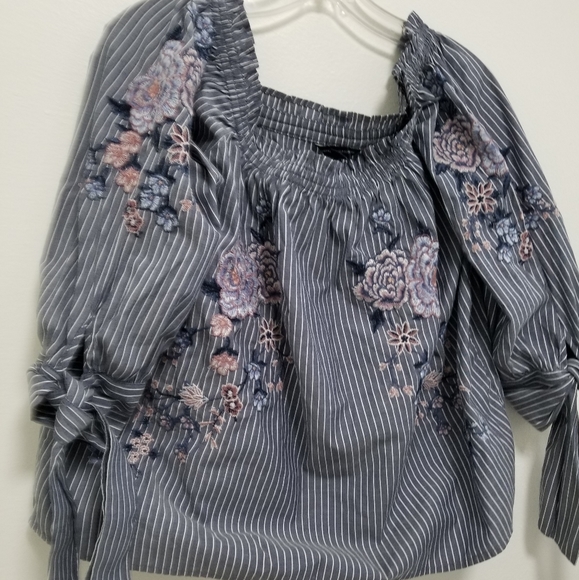 American Eagle Blue Embroidered Off The Shoulder Bow Sleeve Blouse Size Medium - Picture 3 of 9